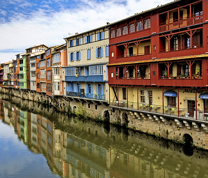 Castres, maisons color�es sur l'Agout