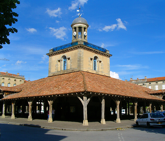 Le beffroi et la halle de Revel